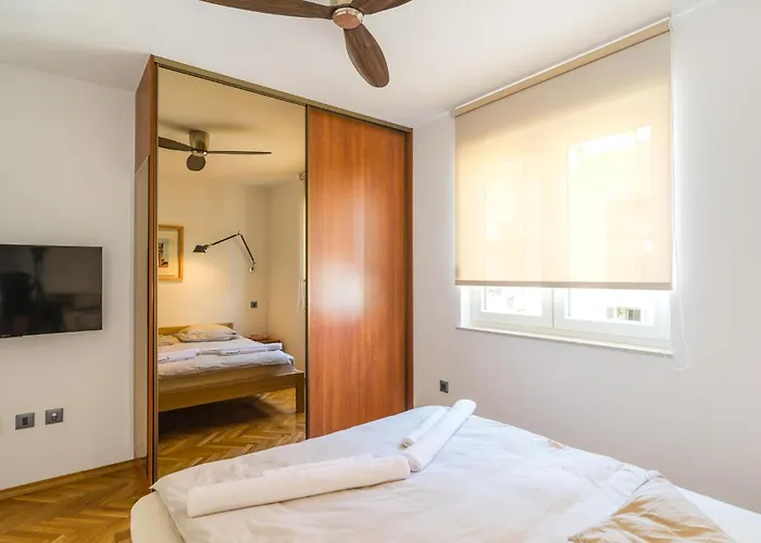 شقة 3 Bedroom Lovely In أوميس